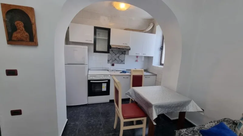 Tirane, jepet me qera apartament 1+1 Kati 2, 50 m² 600 € ( Jepet me Qera Apartament 1+1 në Rrugën e Kavajës)