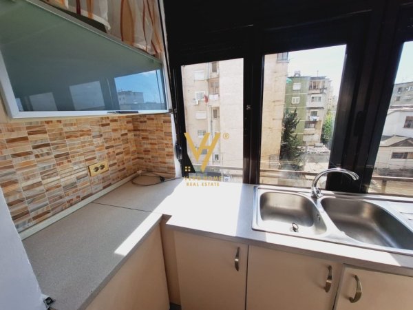 Tirane, jepet me qera apartament 2+1+Ballkon Kati 4, 60 m² 470 € (QENDER)