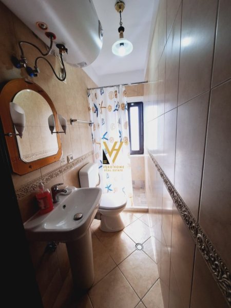 Tirane, jepet me qera apartament 2+1+Ballkon Kati 4, 60 m² 470 € (QENDER)