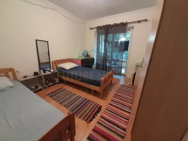 Tirane, jepet me qera apartament 2+1 Kati 3, 65 m² 500 € (Rruga Hoxha Tahsim)