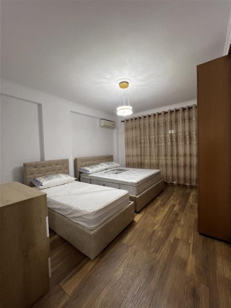 Tirane, jepet me qera apartament 1+1+Ballkon Kati 1, 65 m² 600 € (rruga Vllazen Huta)