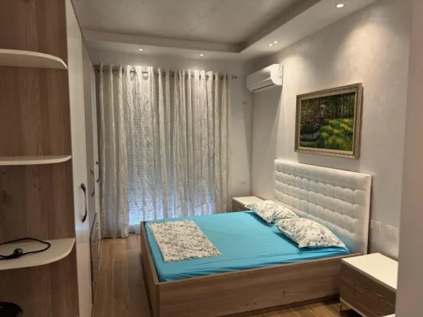 Tirane, jepet me qera apartament 2+1+Ballkon Kati 4, 85 m² 600 € (YZBERISHT)