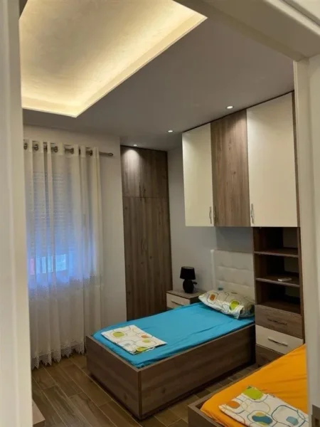 Tirane, jepet me qera apartament 2+1+Ballkon Kati 4, 85 m² 600 € (YZBERISHT)