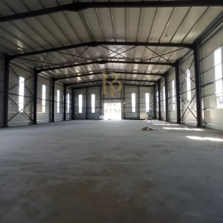 Tirane, jepet me qera magazine Kati 0, 1.075 m² 5.000 € (Autostrada Tirane-Durres)