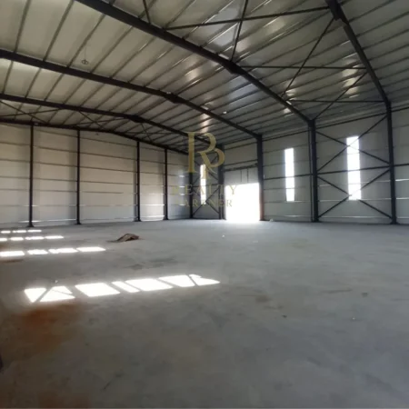 Tirane, jepet me qera magazine Kati 0, 1.075 m² 5.000 € (Autostrada Tirane-Durres)