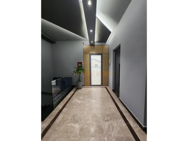 Tirane, jepet me qera zyre Kati 2, 40 m² 450 € (Myslym Shyri)