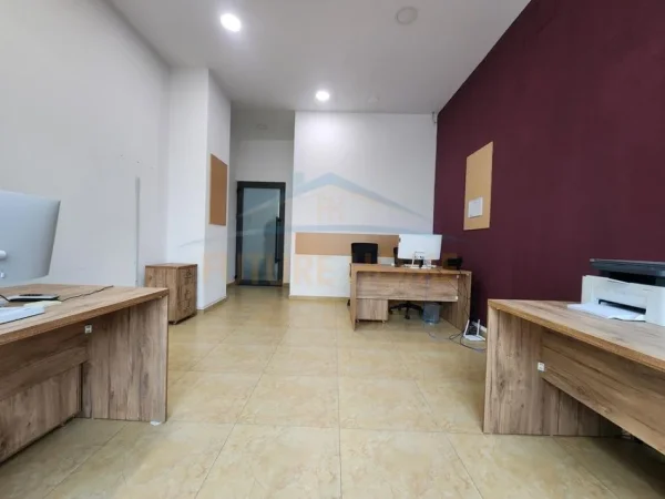 Tirane, jepet me qera zyre Kati 2, 40 m² 450 € (Myslym Shyri)