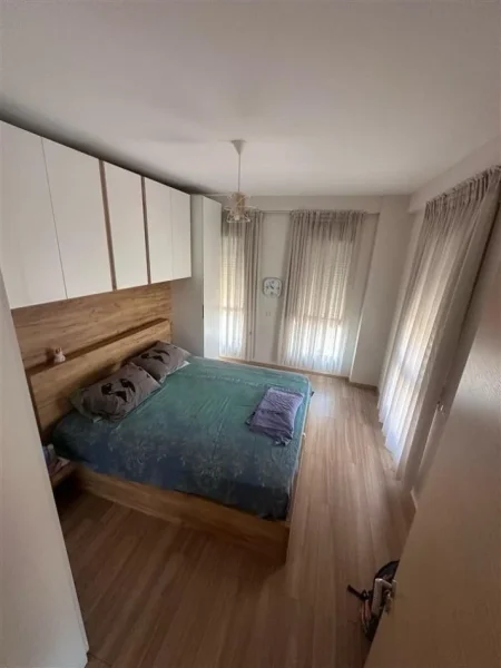 Tirane, jepet me qera apartament 2+1+Ballkon Kati 4, 100 m² 800 € (ZOGU I ZI)
