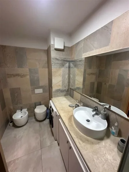 Tirane, jepet me qera apartament 2+1+Ballkon Kati 4, 100 m² 800 € (ZOGU I ZI)