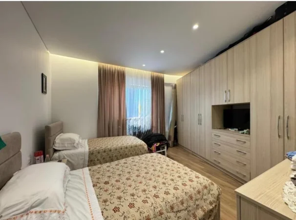 Durres, jepet me qera apartament 1+1+Ballkon Kati 3, 70 m² 600 € (Ish fusha Aviacionit)