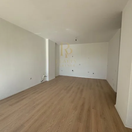 Tirane, shitet apartament 3+1+Ballkon Kati 5, 150 m² 250.000 € (Ish Fusha e Aviacionit)