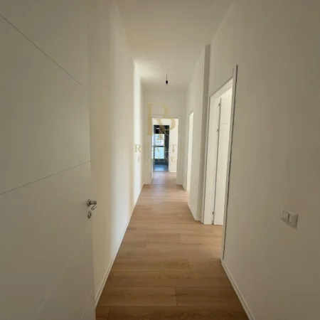 Tirane, shitet apartament 3+1+Ballkon Kati 5, 150 m² 250.000 € (Ish Fusha e Aviacionit)