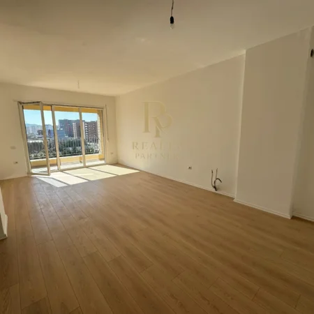 Tirane, shitet apartament 3+1+Ballkon Kati 5, 150 m² 250.000 € (Ish Fusha e Aviacionit)