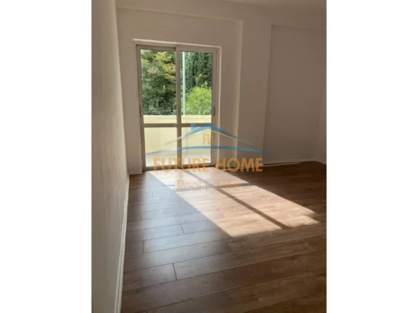 Tirane, jepet me qera zyre Kati 2, 140 m² 680 € (Rruga Elbasanit)