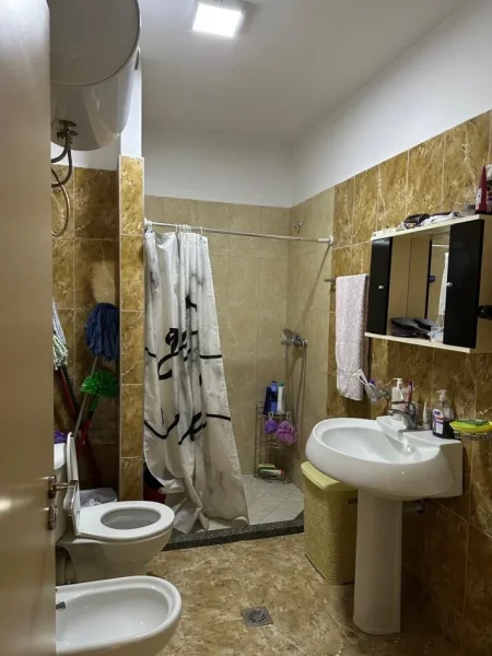 Tirane, jepet me qera apartament 2+1+Ballkon Kati 2, 100 m² 500 € (Liqeni i Thate Kapiten Mirzot)