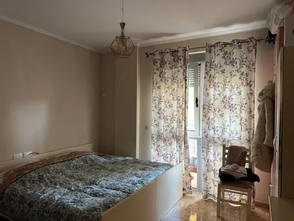 Tirane, jepet me qera apartament 2+1+Ballkon Kati 2, 100 m² 500 € (Liqeni i Thate Kapiten Mirzot)