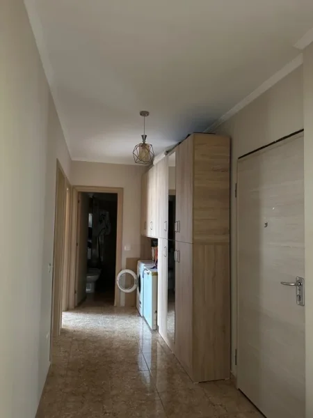 Tirane, jepet me qera apartament 2+1+Ballkon Kati 2, 100 m² 500 € (Liqeni i Thate Kapiten Mirzot)