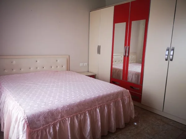 Tirane, jepet me qera apartament 2+1+Ballkon Kati 2, 100 m² 500 € (Liqeni i Thate Kapiten Mirzot)