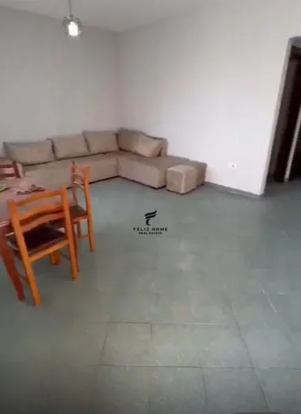 Tirane, jepet me qera apartament 2+1+Ballkon Kati 2, 70 m² 500 € (LAPRAKE)