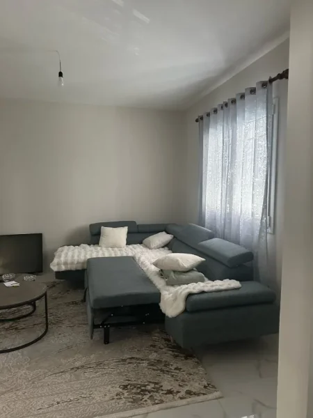 Tirane, jepet me qera Vile 2+1+Aneks+Ballkon Kati 1, 400 m² 800 € (astir)