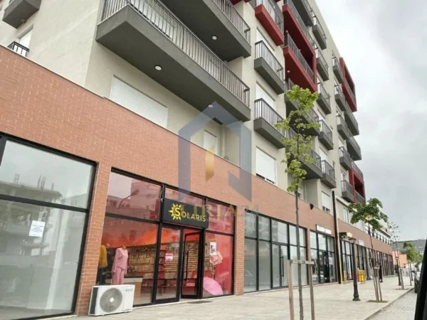Tirane, jepet me qera dyqan Kati 0, 104 m² 800 € (Kamez "Rruga Teuta")
