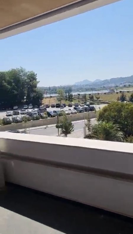 Tirane, jepet me qera apartament 1+1+Ballkon Kati 4, 1.200 € (Liqueni Artifical)