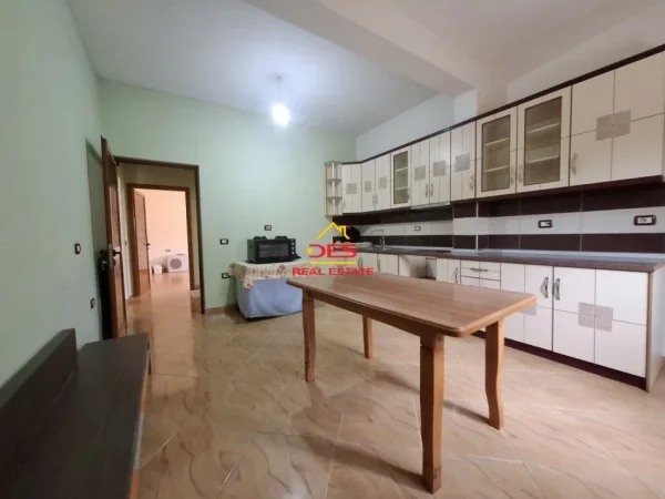 Vlore, jepet me qera shtepi 2+1+Ballkon Kati 0, 89 m² 350 € (Rr Sazani, Vlorë)