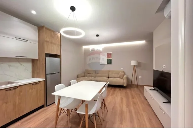 Tirane, jepet me qera apartament 2+1 , 87 m² 900 € (Rr. e Kavajes)