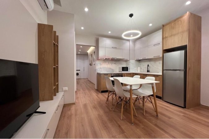 Tirane, jepet me qera apartament 2+1 , 87 m² 900 € (Rr. e Kavajes)