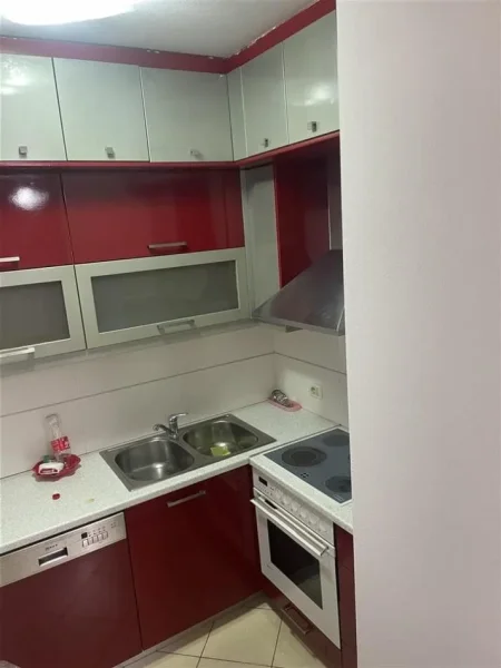Tirane, jepet me qera apartament 2+1 Kati 5, 107 m² 500 € (shkolla e bashkuar)