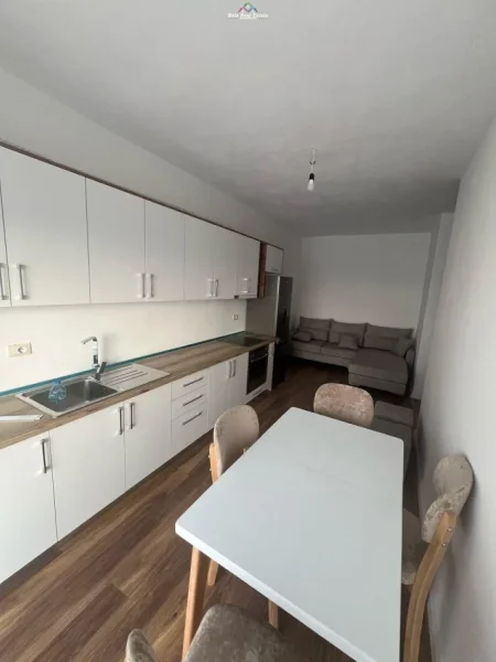 Tirane, jepet me qera apartament 2+1+Ballkon Kati 6, 180 m² 550 € (fresku)