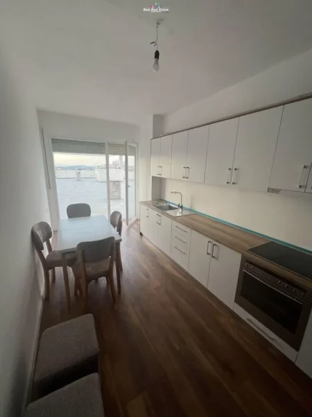 Tirane, jepet me qera apartament 2+1+Ballkon Kati 6, 180 m² 550 € (fresku)