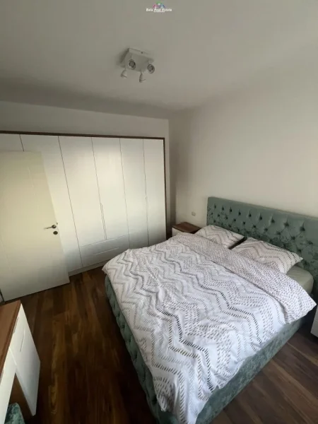 Tirane, jepet me qera apartament 2+1+Ballkon Kati 6, 180 m² 550 € (fresku)