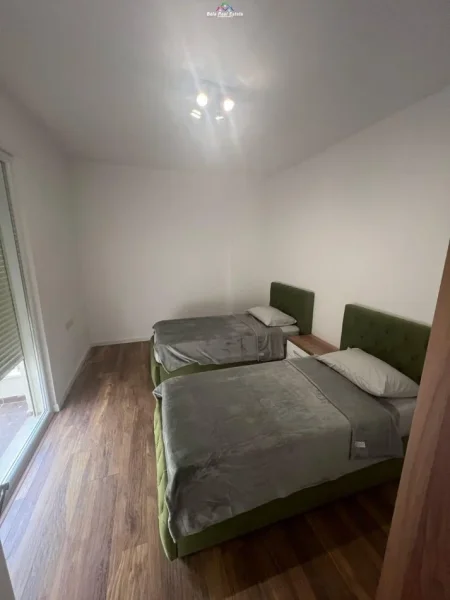 Tirane, jepet me qera apartament 2+1+Ballkon Kati 6, 180 m² 550 € (fresku)