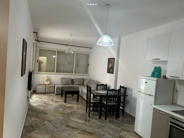 Tirane, jepet me qera apartament 1+1+Ballkon Kati 5, 75 m² 450 € (astir)