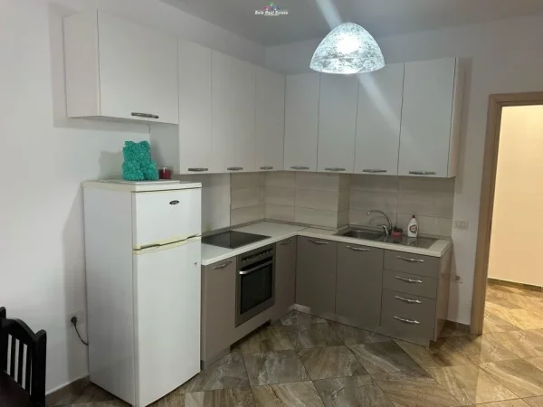 Tirane, jepet me qera apartament 1+1+Ballkon Kati 5, 75 m² 450 € (astir)
