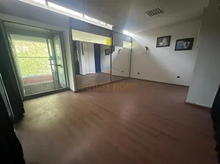 Qera, Ambiente per zyra, Rruga Xhanfize Keko, Xhamllik. AREA52237