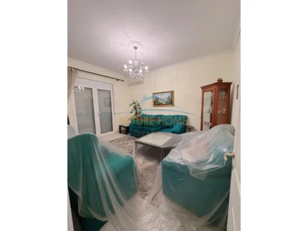 Shitet, Apartament 2+1, Kombinat, Tiranë.
