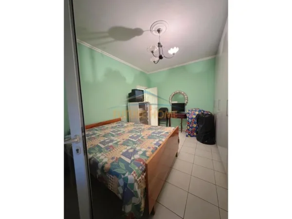 Shitet, Apartament 2+1, Kombinat, Tiranë.