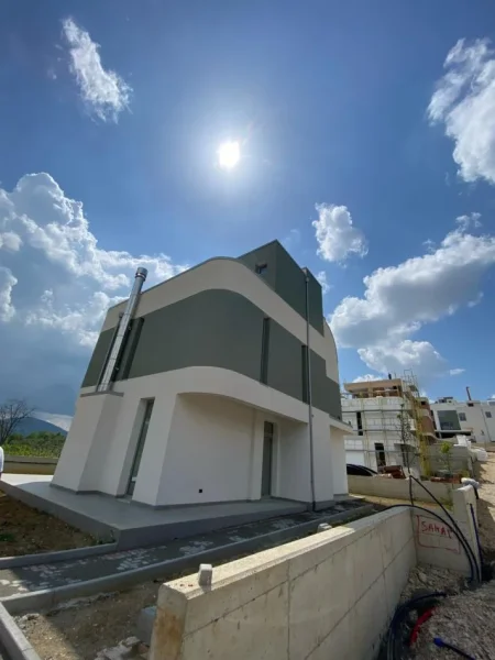 Tirane, shitet Vile 4+1 Kati 3, 234 m² 560.000 € (Farke "Rezidenca Cuci")