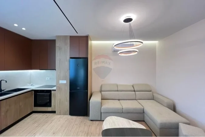 Tirane, jepet me qera apartament 1+1+Ballkon Kati 4, 70 m² 700 € (21 DHJETORI)
