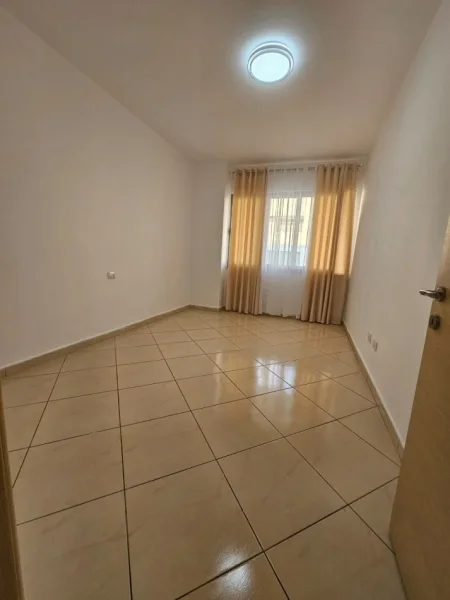 Tirane, jepet me qera apartament 2+1+Ballkon Kati 7, 85 m² 400 € (Astir , prapa raifaissen bank)
