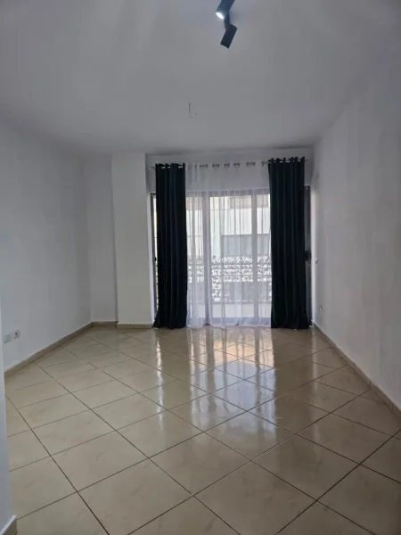 Tirane, jepet me qera apartament 2+1+Ballkon Kati 7, 85 m² 400 € (Astir , prapa raifaissen bank)