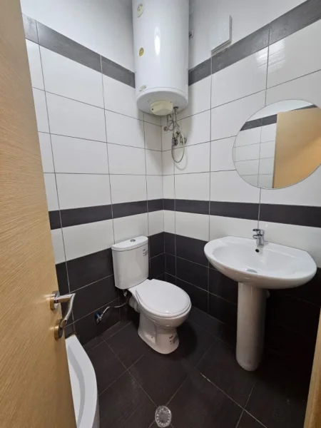 Tirane, jepet me qera apartament 2+1+Ballkon Kati 7, 85 m² 400 € (Astir , prapa raifaissen bank)