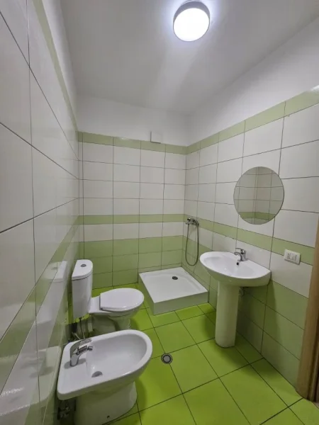 Tirane, jepet me qera apartament 2+1+Ballkon Kati 7, 85 m² 400 € (Astir , prapa raifaissen bank)