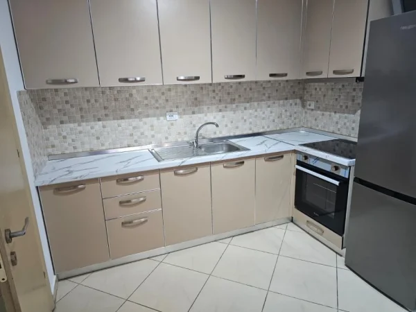 Tirane, jepet me qera apartament 2+1+Ballkon Kati 7, 85 m² 400 € (Astir , prapa raifaissen bank)