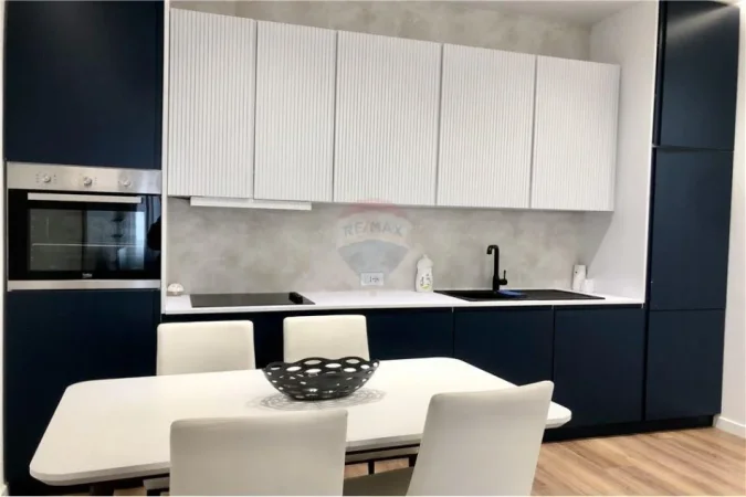 Tirane, jepet me qera apartament 1+1+Ballkon Kati 8, 70 m² 800 € (21 DHJETORI)