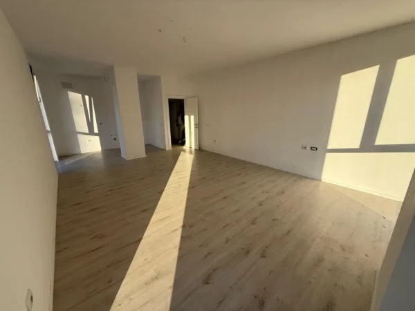 Tirane, jepet me qera apartament 2+1 Kati 3, 138 m² 700 € (ish fusha e aviacionit)