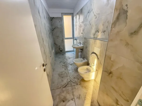 Tirane, jepet me qera apartament 2+1 Kati 3, 138 m² 700 € (ish fusha e aviacionit)