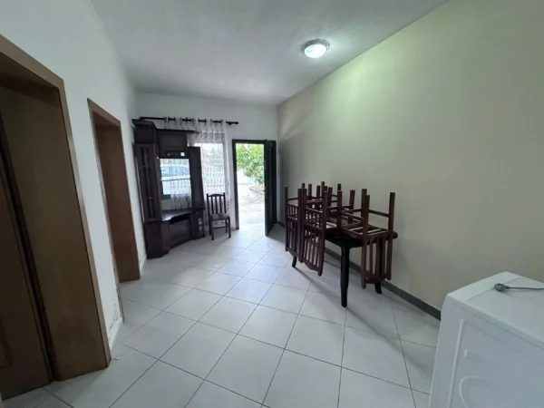 Tirane, jepet me qera apartament 1+1 Kati 1, 68 m² 300 € (ali demi)